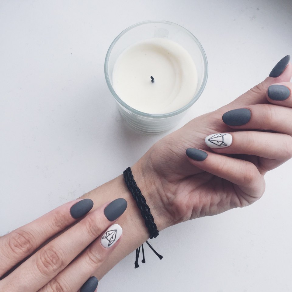 Маникюр с геометрической лисой