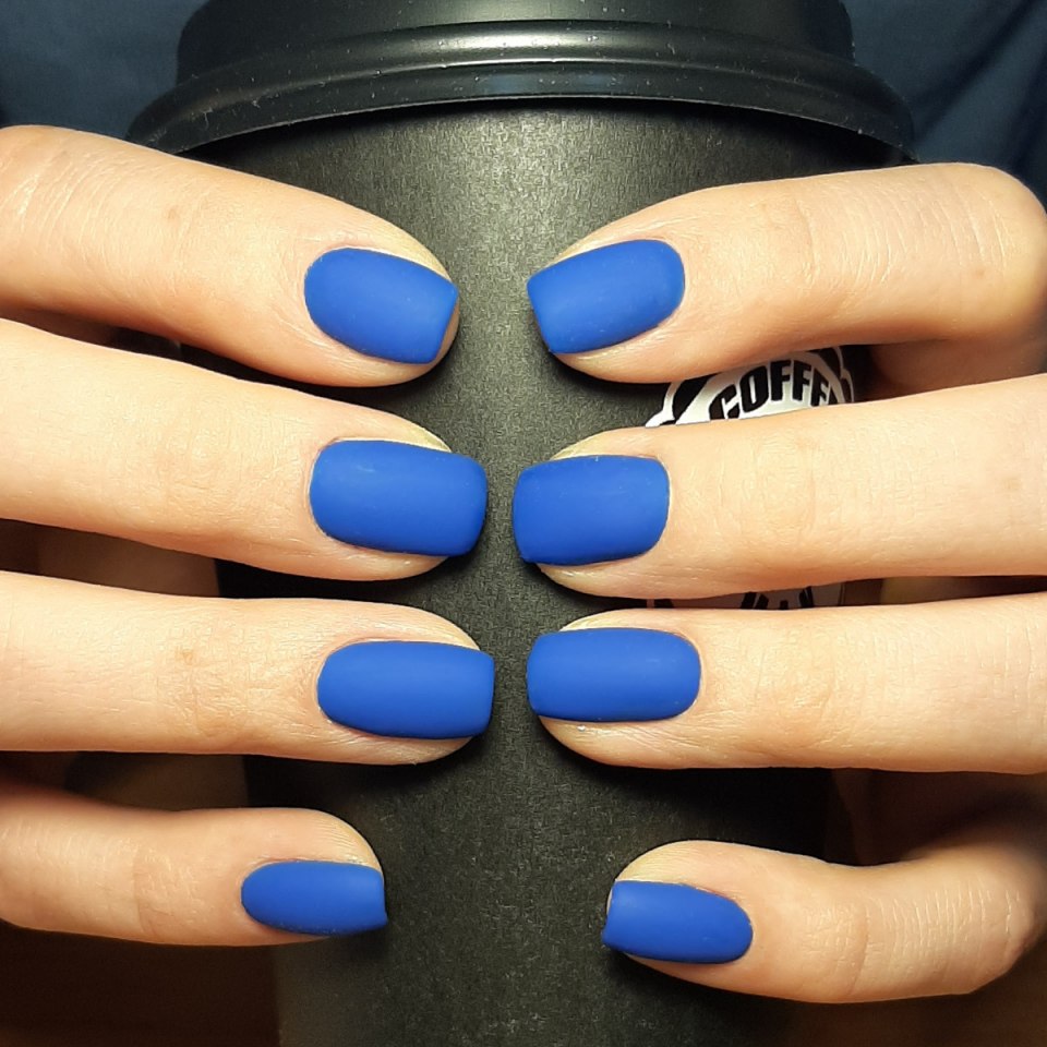 Синие матовые ногти