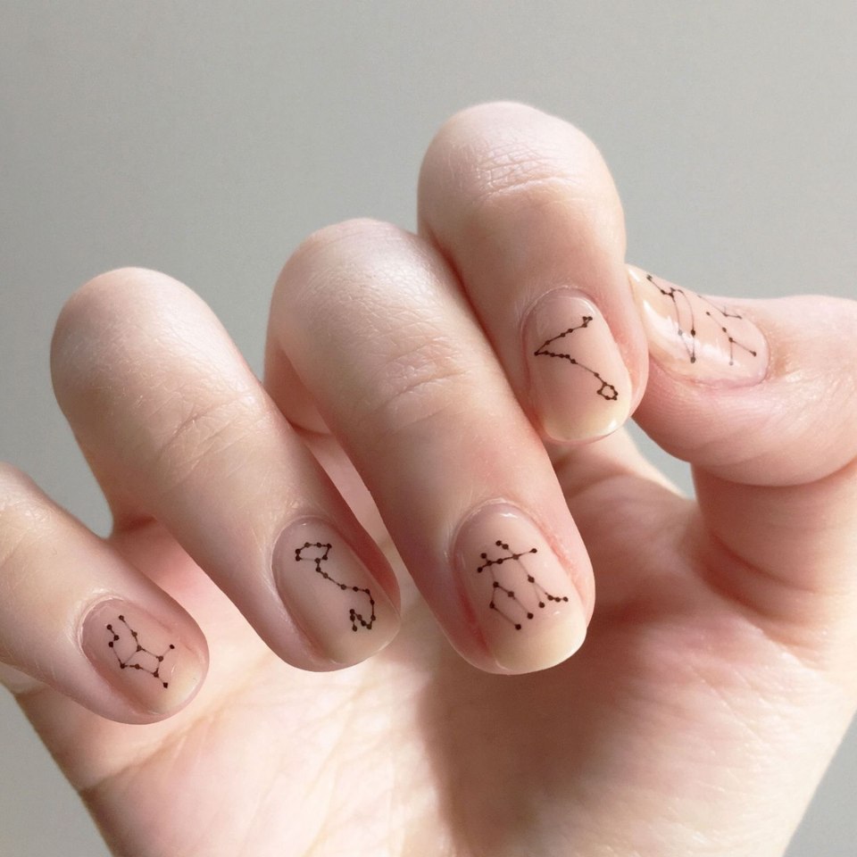 Нюд с наклейками на ногтях