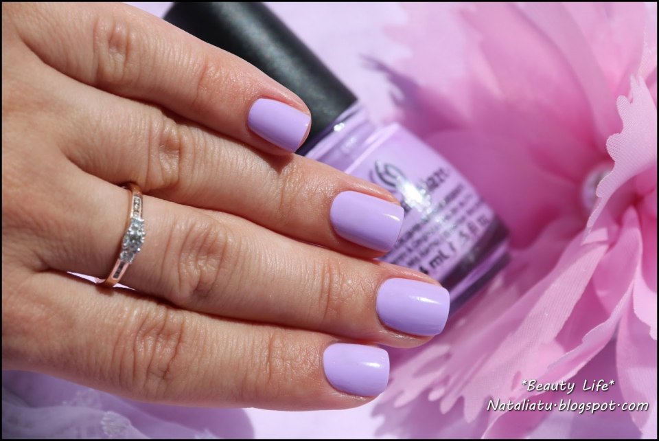 Лавандовый маникюр с точками