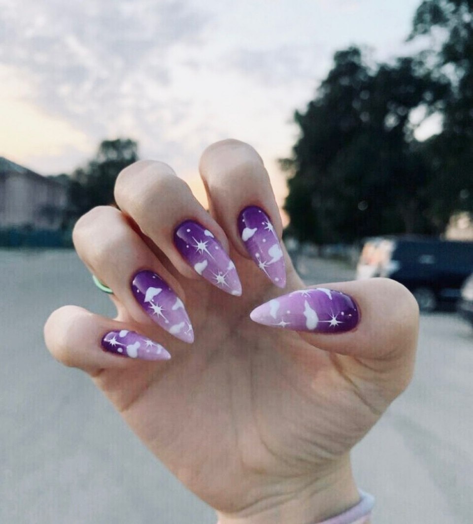 Сиреневый маникюр с ежевикой