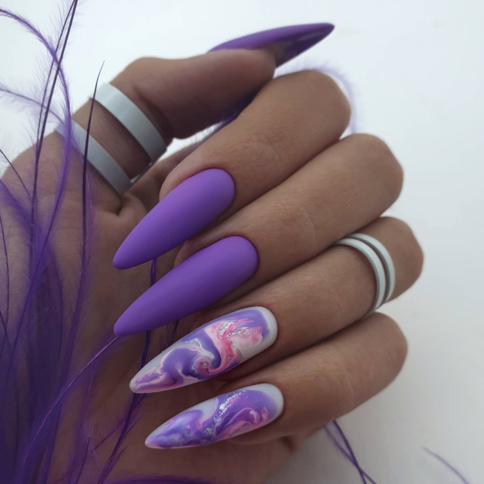 Лавандовый маникюр на длинных ногтях