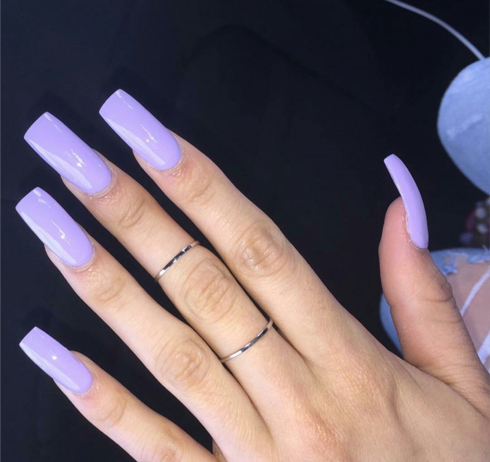Сиреневый маникюр с веточкой