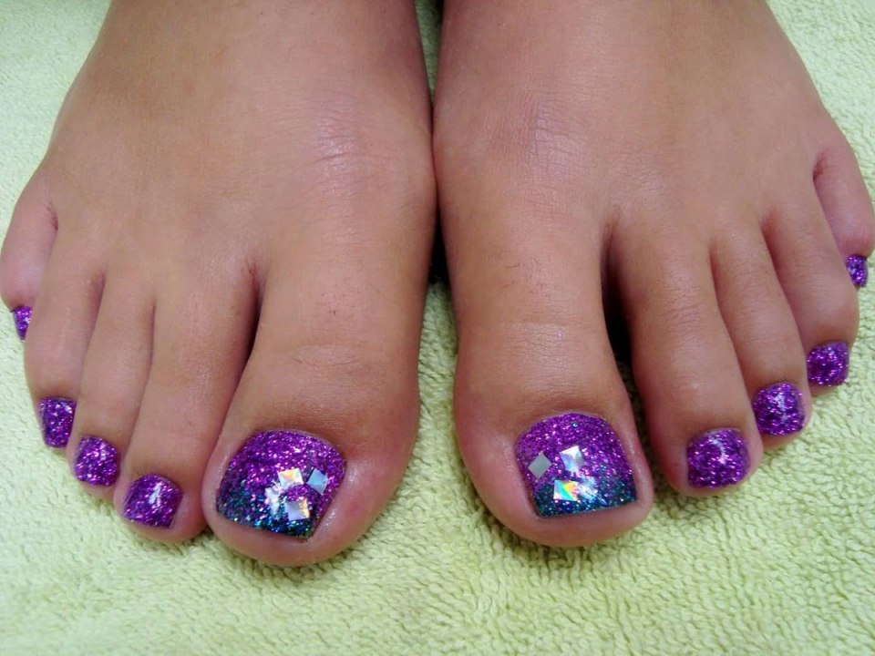 Педикюр фиолетовый