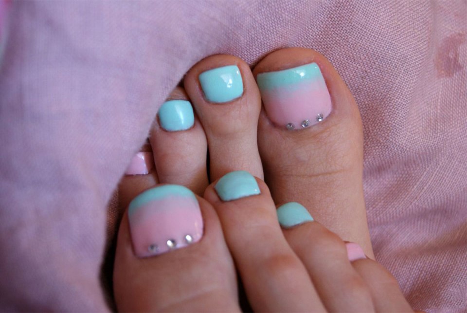 Педикюр розовый