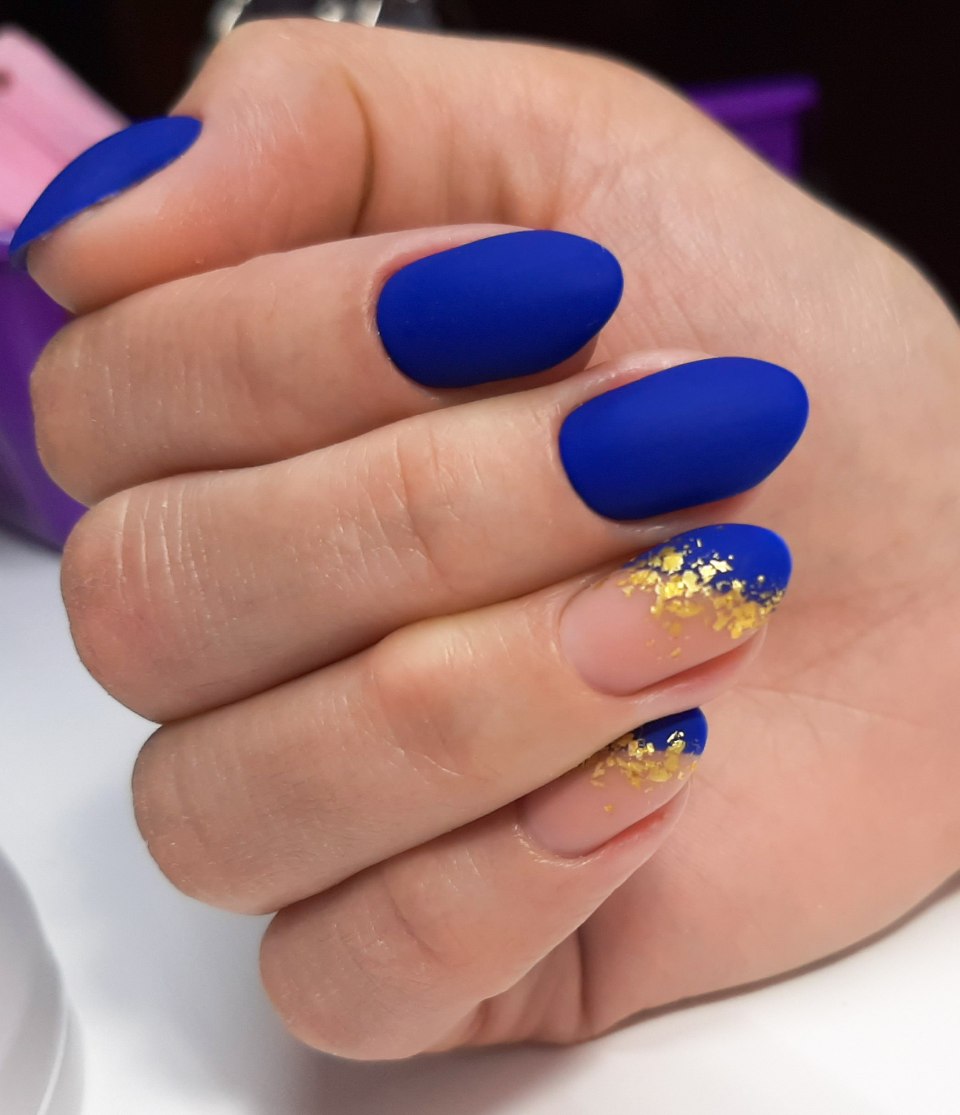 Синий маникюр с золотой фольгой на короткие ногти