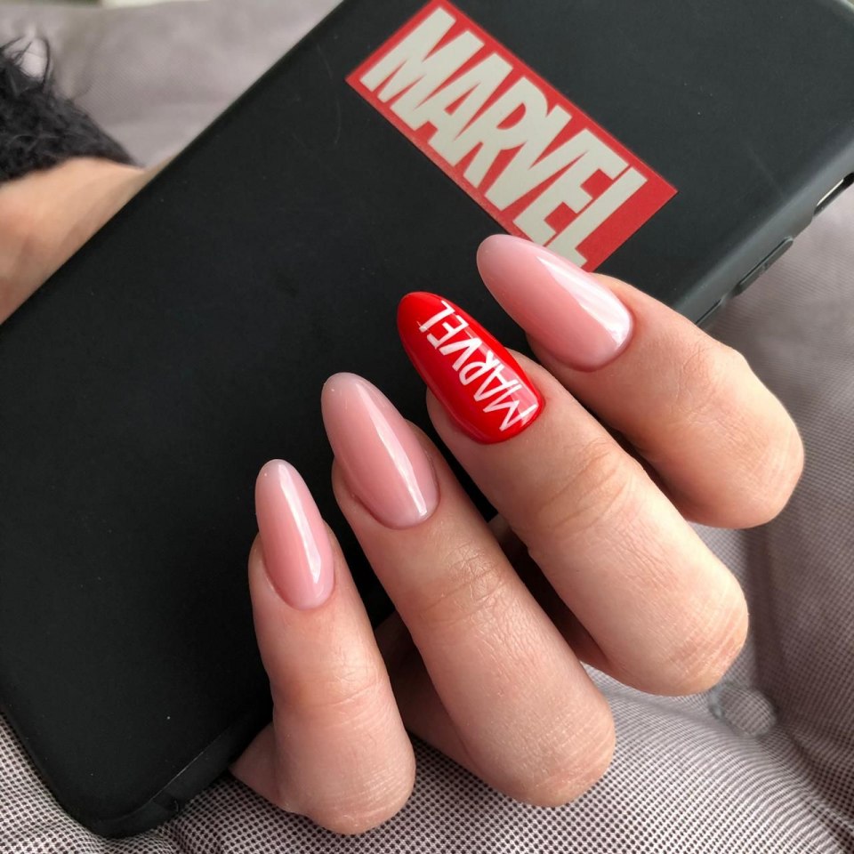 Маникюр с надписью Марвел