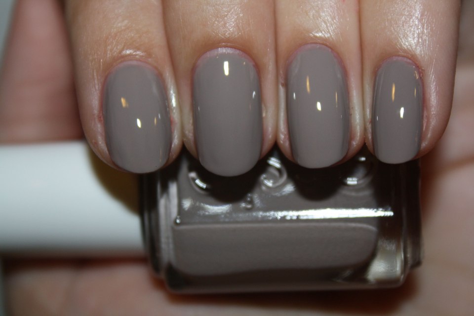 Серый лак Essie