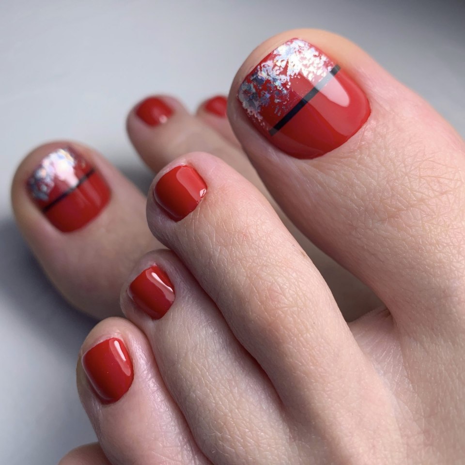 Педикюр красный с блестками