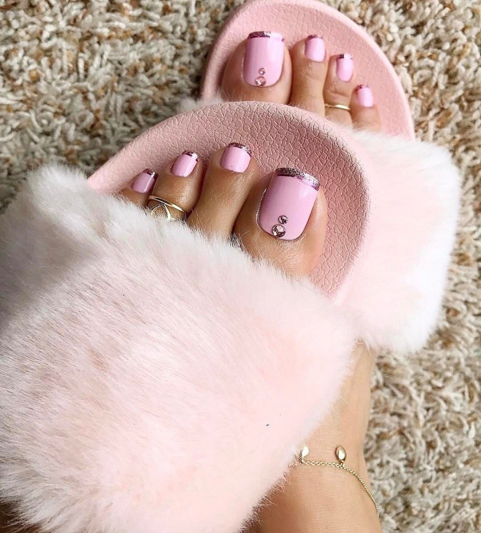 Педикюр розовый