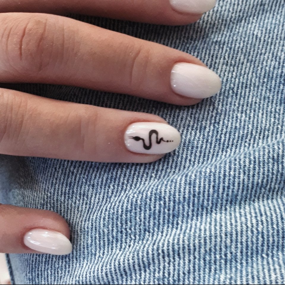 Маникюр в Молочном цвете с рисунком