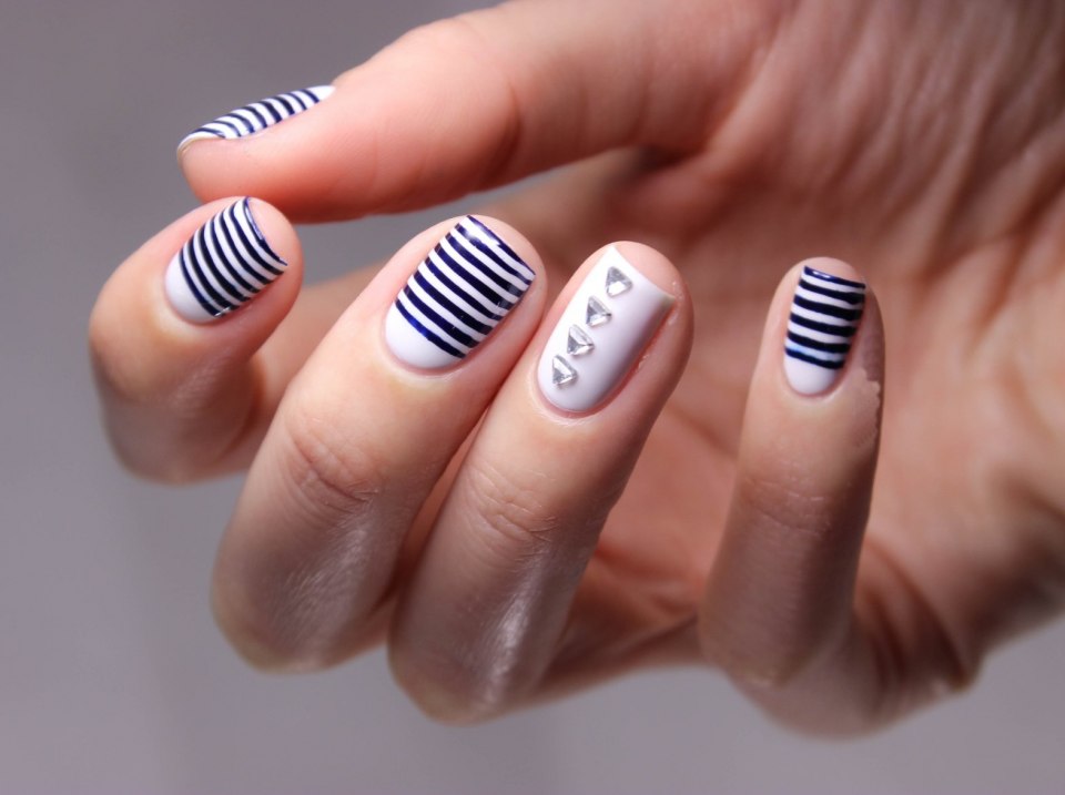 Маникюр с полосками