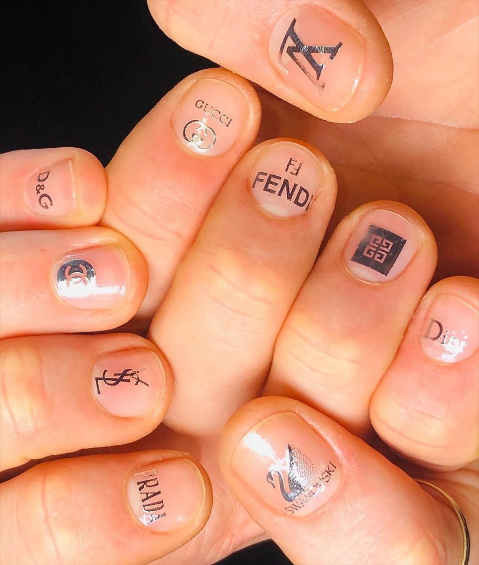 Прозрачные ногти с надписями