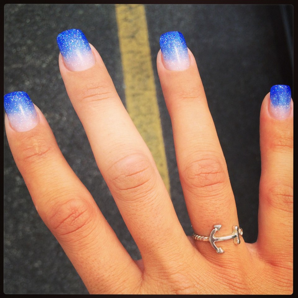 Синие прозрачные ногти