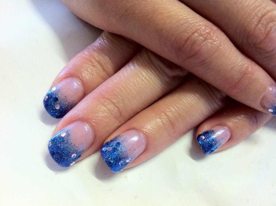 Ногти синие с блестками