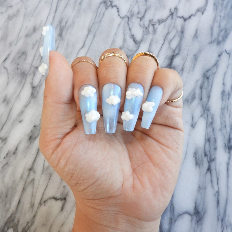 Маникюр с облачками