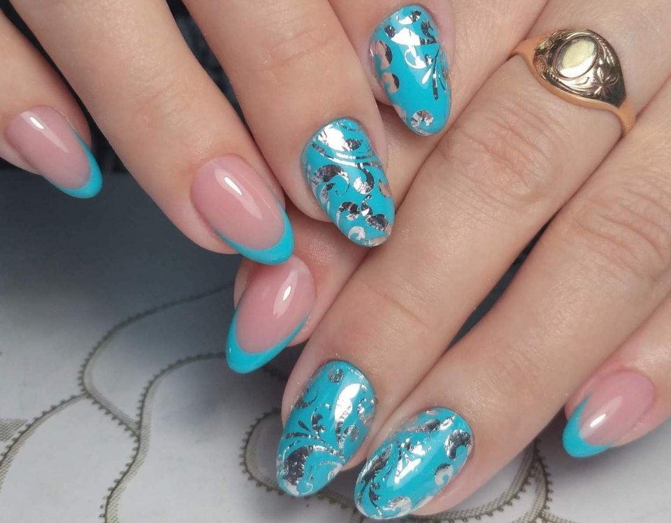 Голубой маникюр