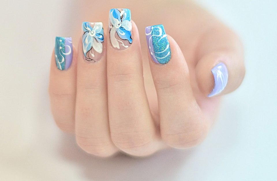 Голубой прозрачный маникюр