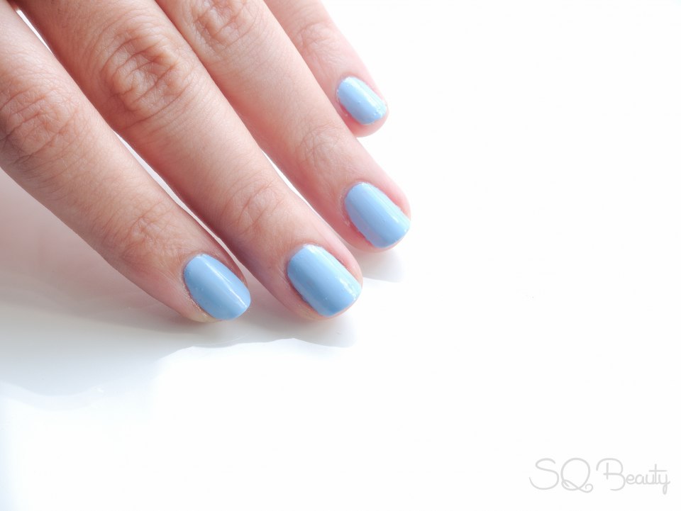 Маникюр голубой с облаками прозрачный