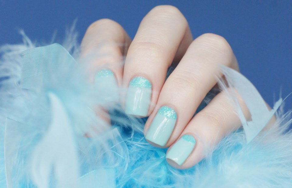 Бледно голубой маникюр