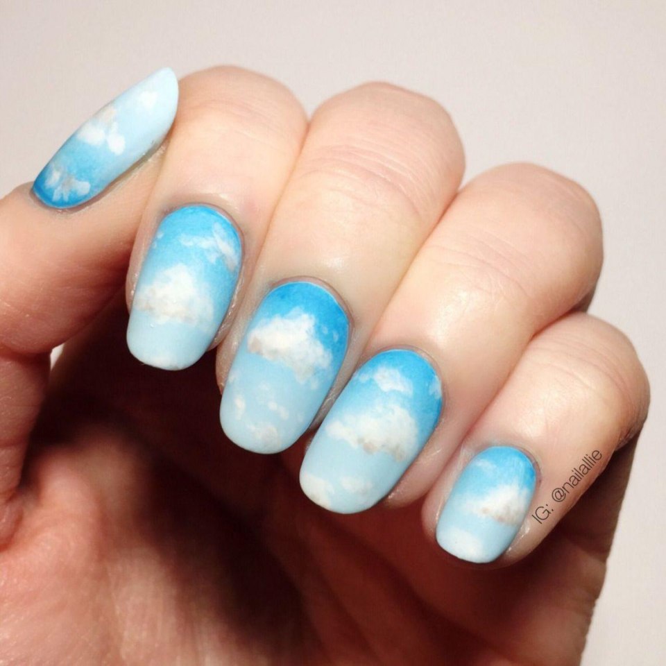 Голубые ногти с облаками