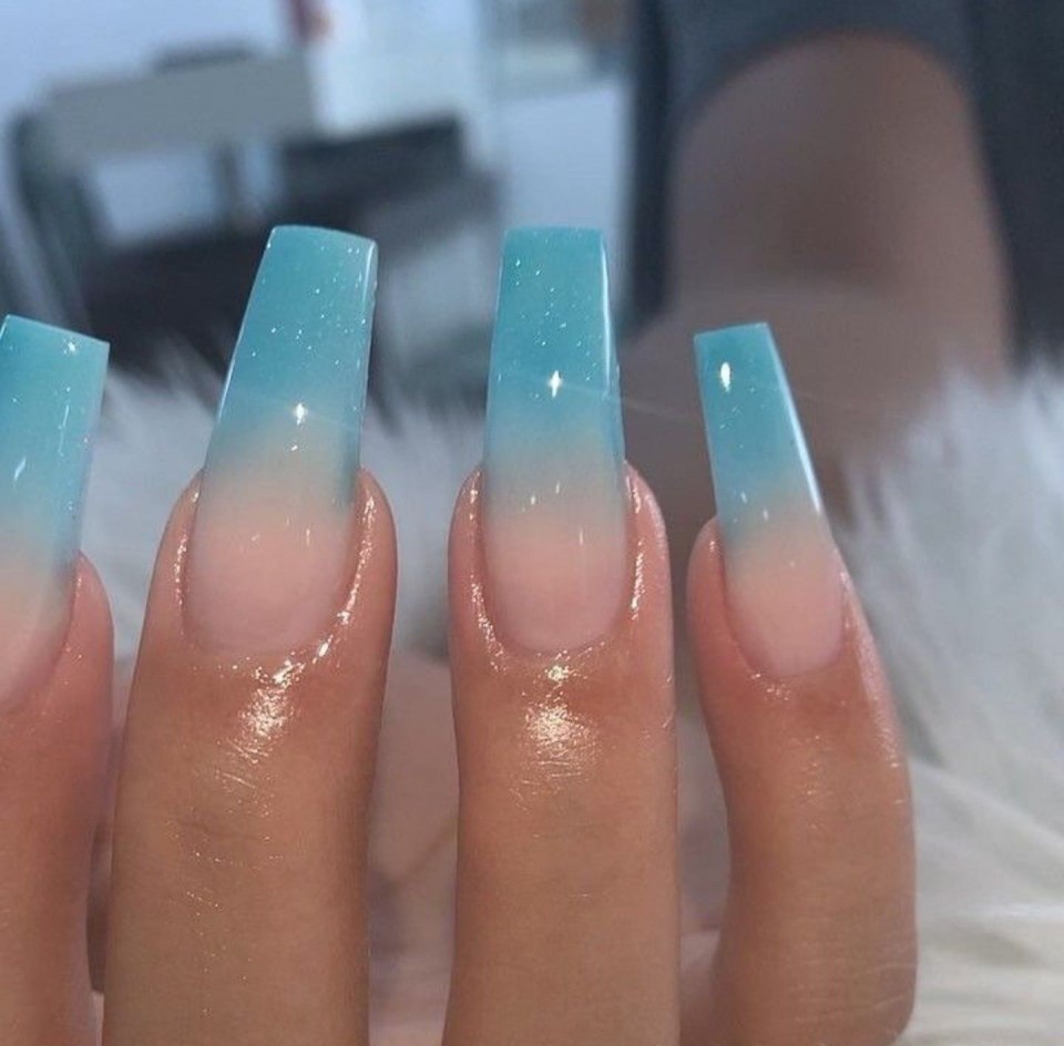 Прозрачное омбре на ногтях