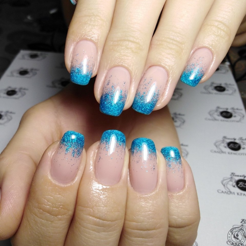 Маникюр растяжка блестками