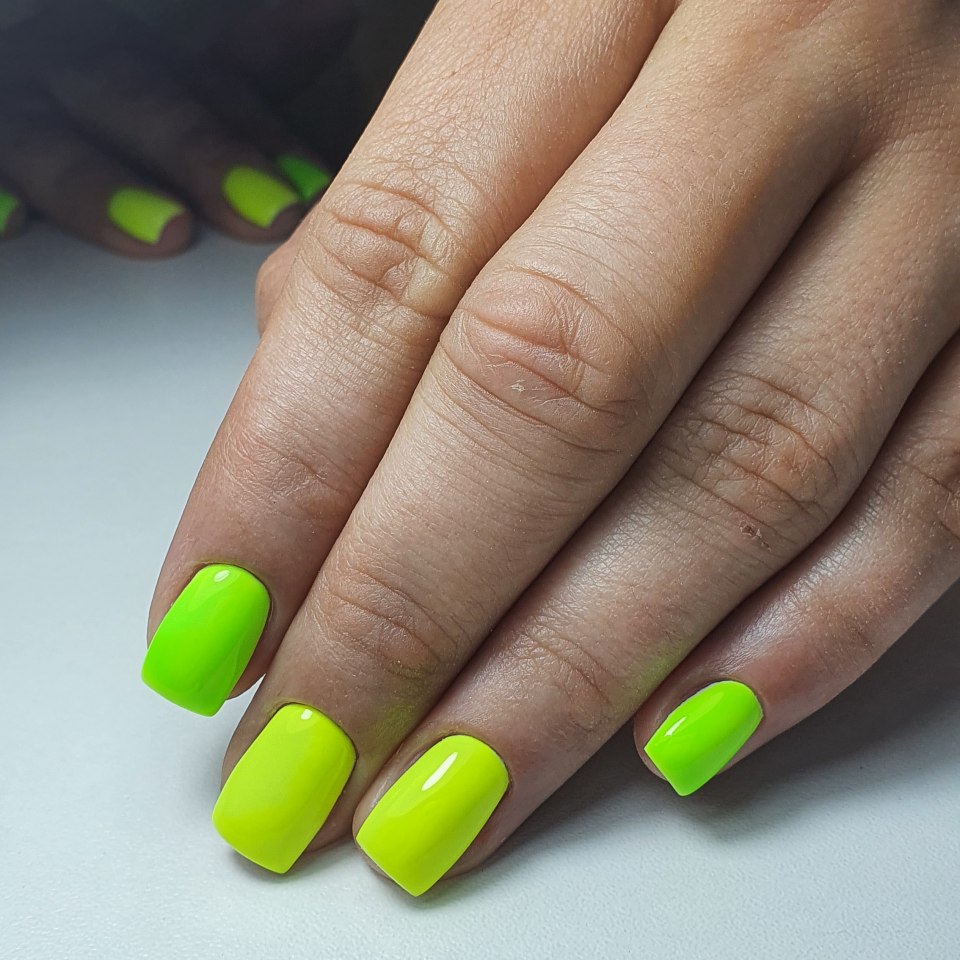 Маникюр на короткие ногти яркий однотонный