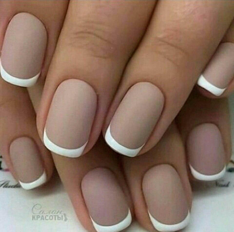 Белый лак с золотыми полосками