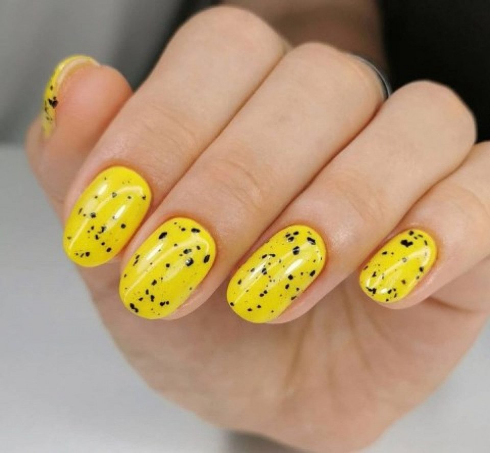Желтые ногти с перепелиными яйцами