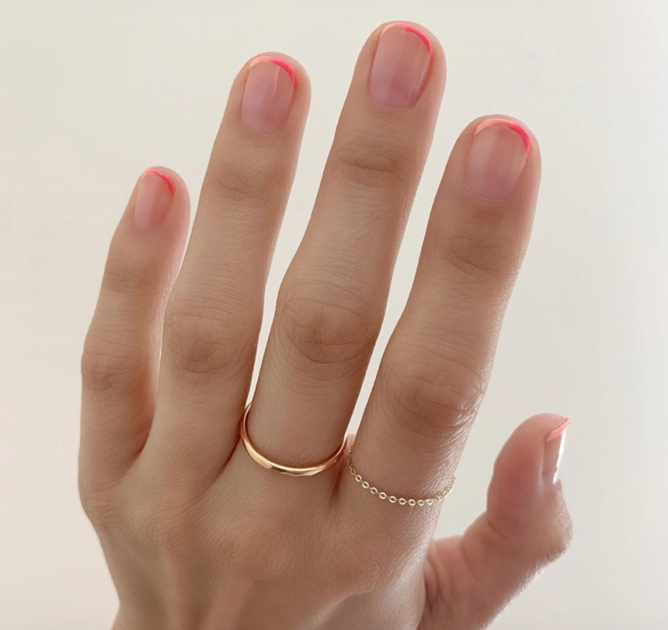 Маникюр на овальные ногти однотонный на загорелых руках