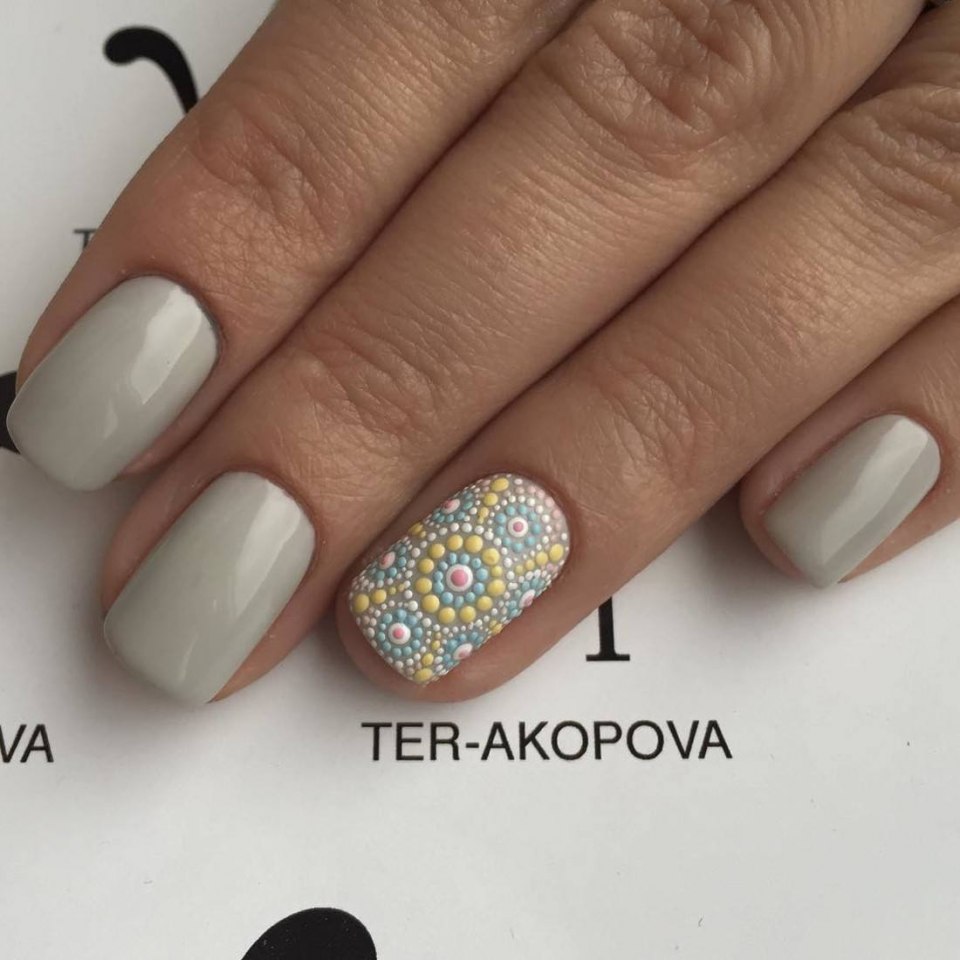 Бежевый маникюр с цветными точками