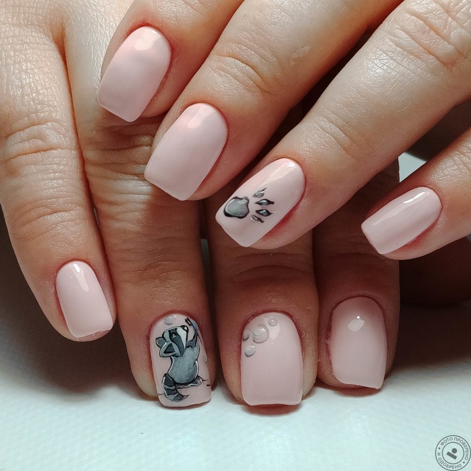 Маникюр на короткие ногти с зайчиком