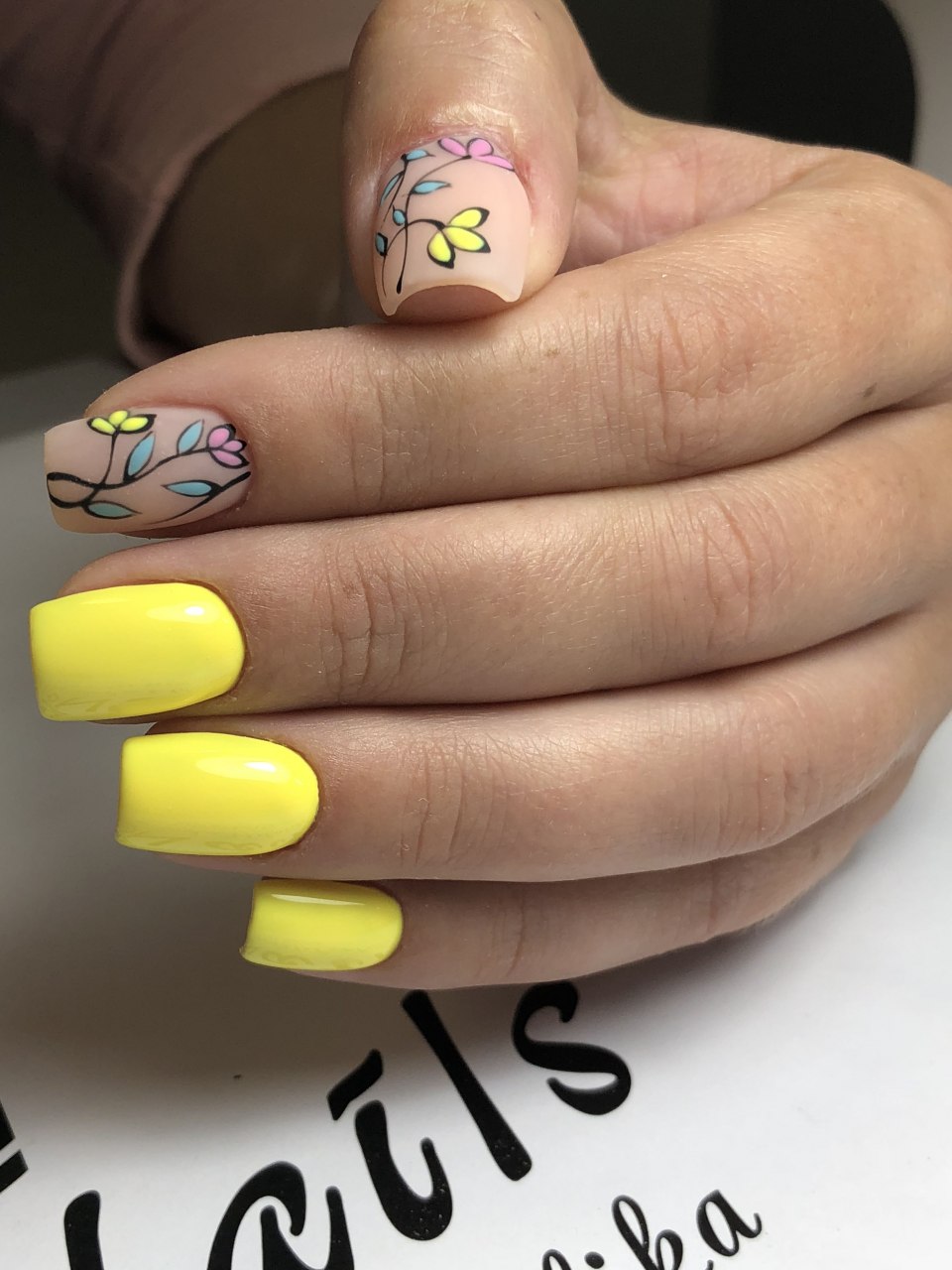 Желтые ногти квадратной летние