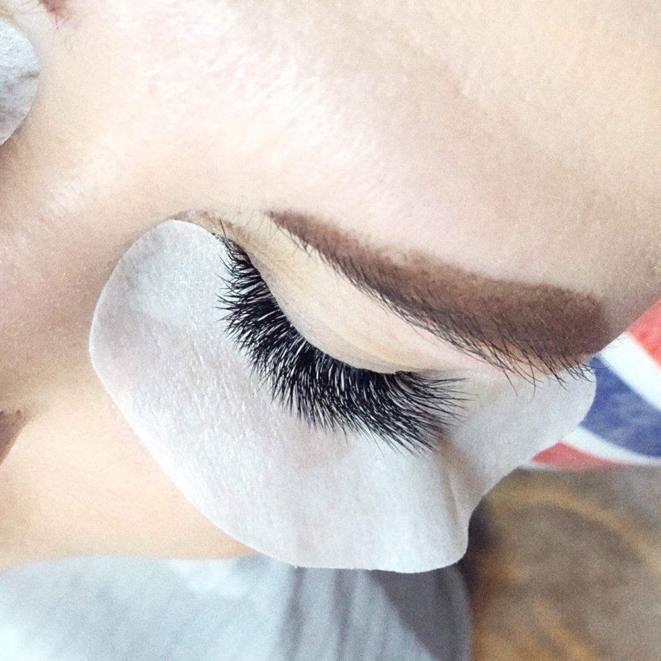 Ресничками» на окнах камеры