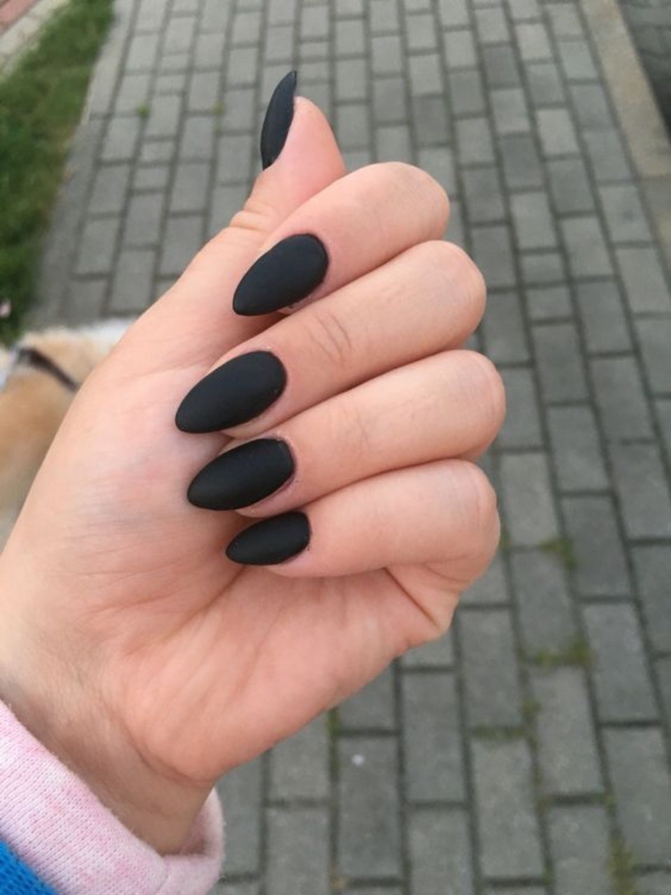 Чёрный маникюр форма миндаль