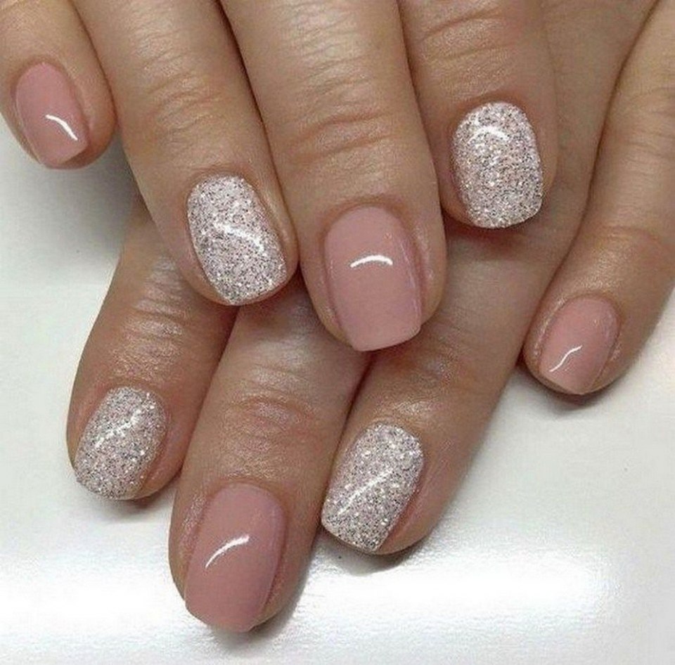 Блестящий маникюр на короткие ногти