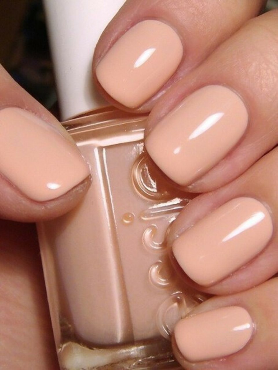 Нюд маникюр Essie