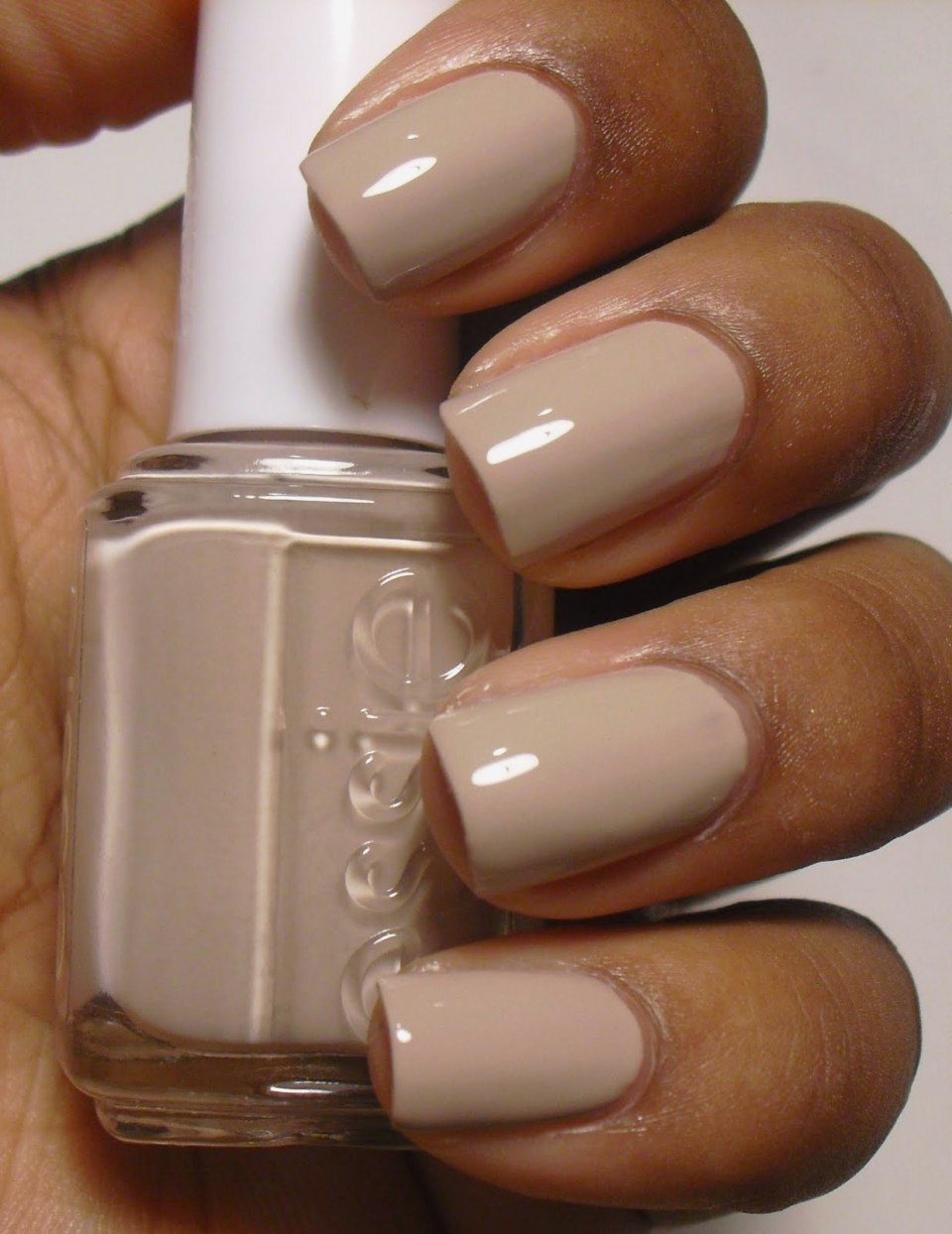 Нюдовый маникюр Essie