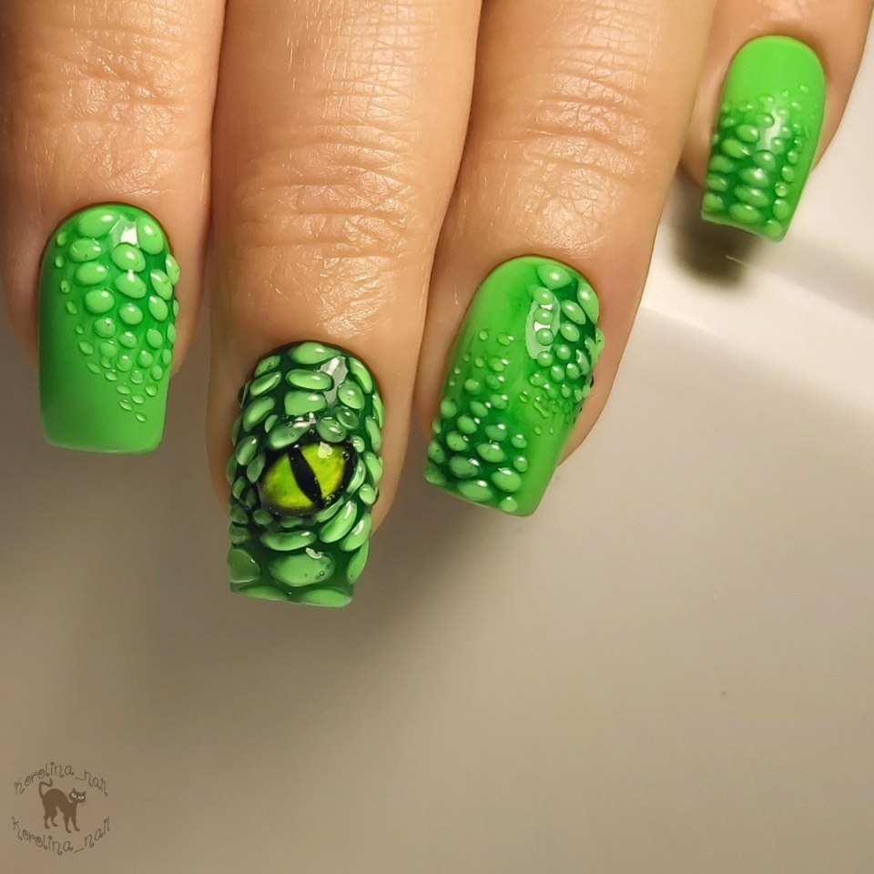 Маникюр зеленый