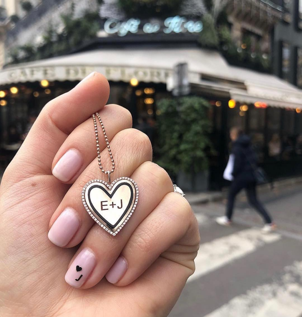 Маникюр с надписью Love