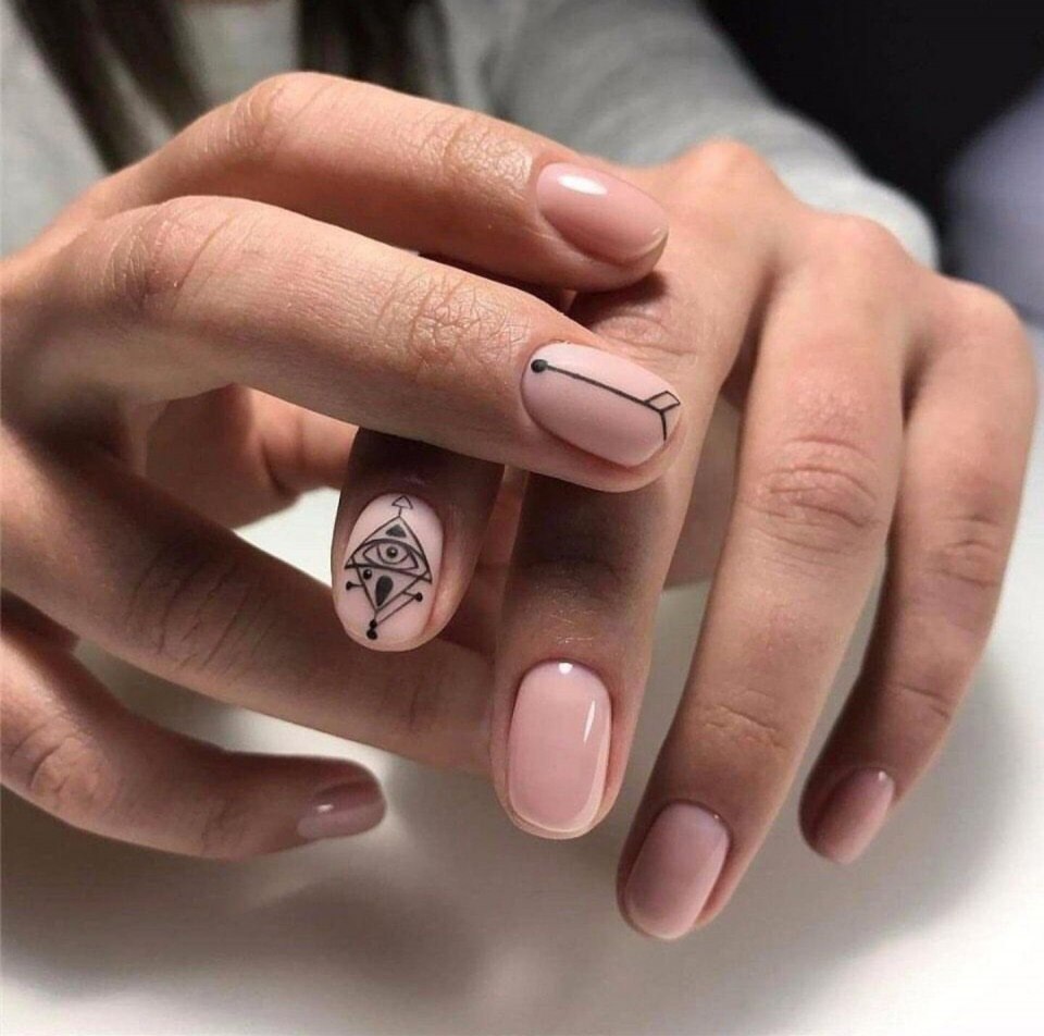 Маникюр на короткие ногти Минимализм