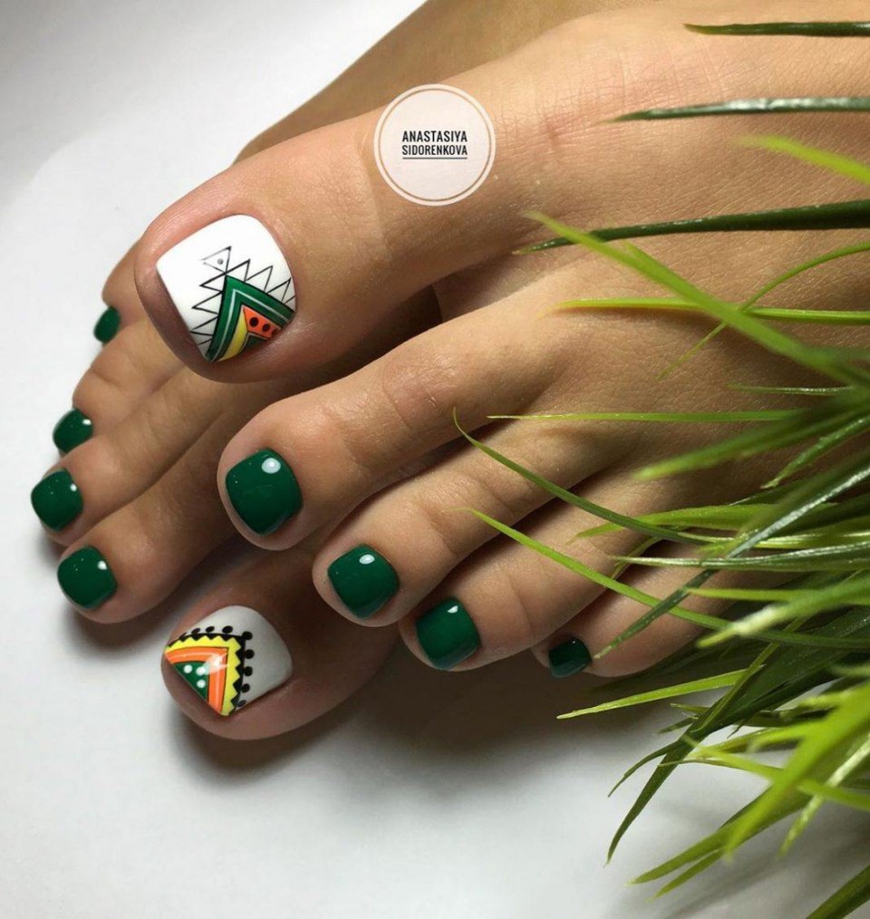 Педикюр зеленый