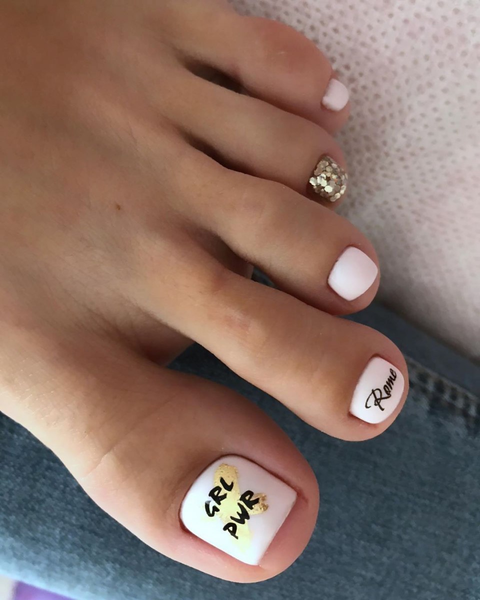 Стильный педикюр 2020