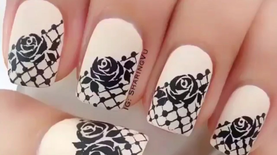 Черно белый маникюр с кружевом