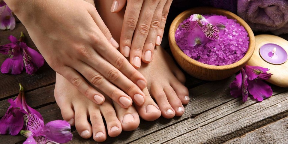 Сиреневый лак для ногтей