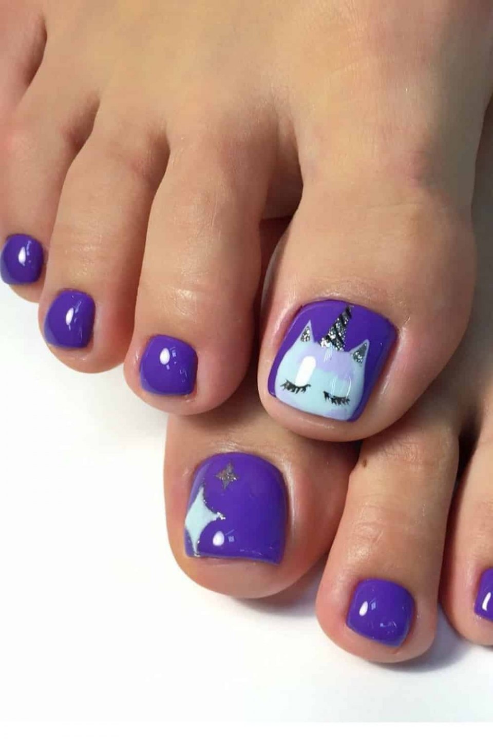 Педикюр фиолетовый