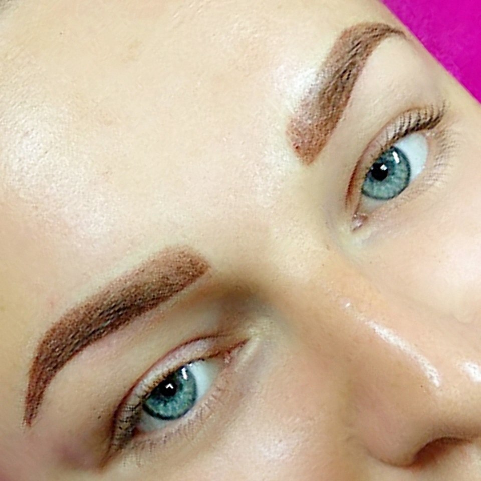 Татуаж бровей коричневый