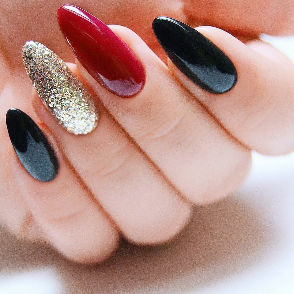 Маникюр красный с черным и серебром