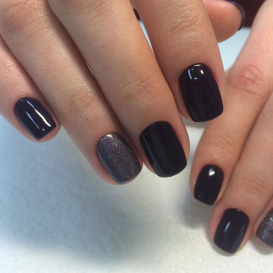 Темные короткие ногти